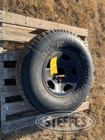 LT265/75R16 tire